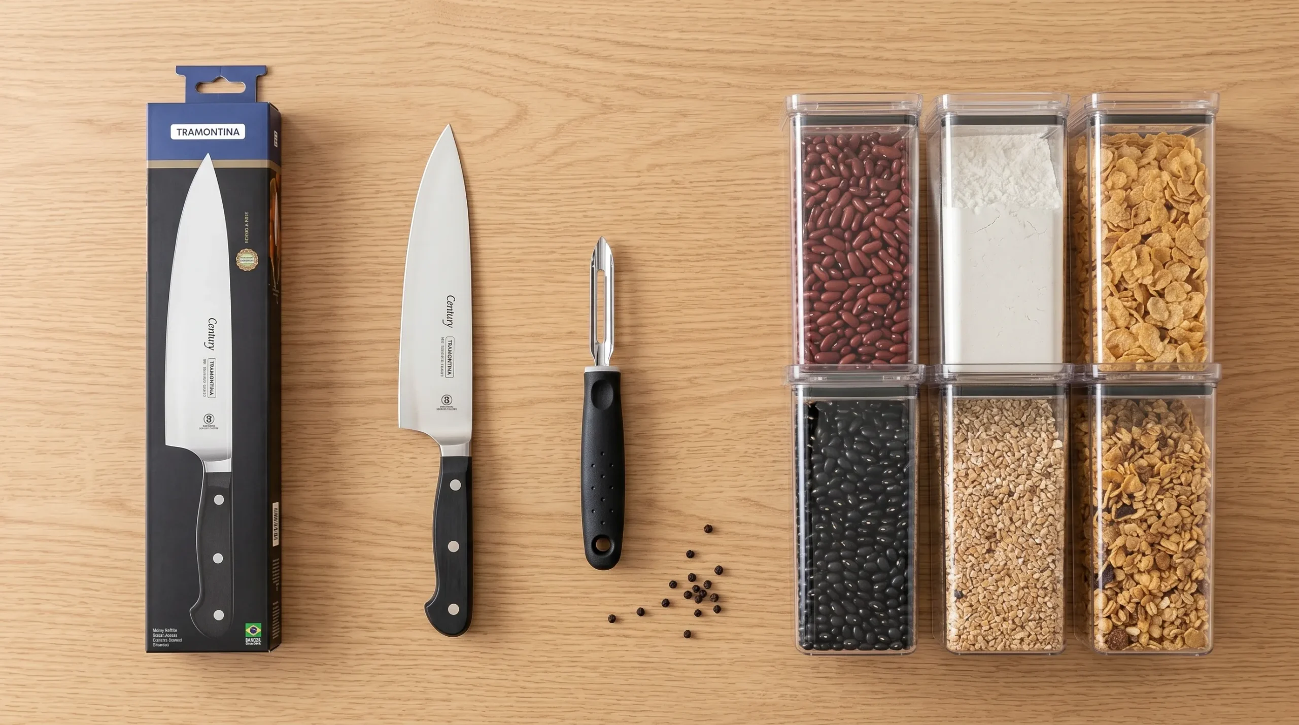 Conjunto de potes herméticos transparentes, faca de cozinha e descascador organizados.